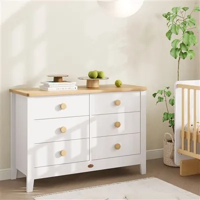 Bela komoda in nočna omarica